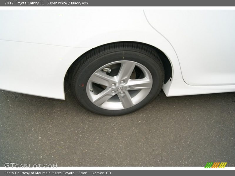 Super White / Black/Ash 2012 Toyota Camry SE