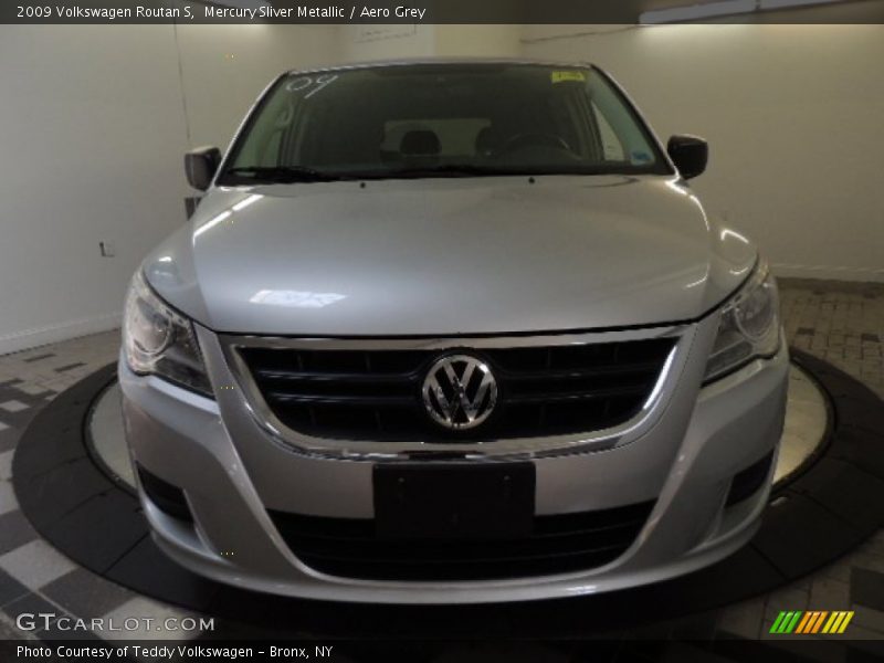 Mercury Sliver Metallic / Aero Grey 2009 Volkswagen Routan S