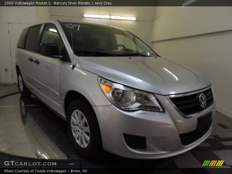 Mercury Sliver Metallic / Aero Grey 2009 Volkswagen Routan S