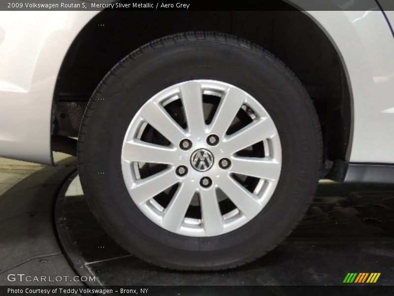Mercury Sliver Metallic / Aero Grey 2009 Volkswagen Routan S