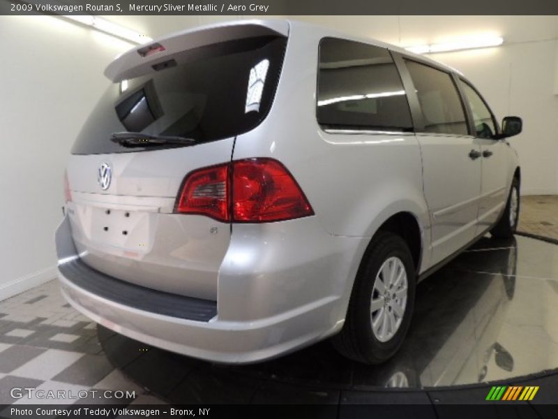 Mercury Sliver Metallic / Aero Grey 2009 Volkswagen Routan S