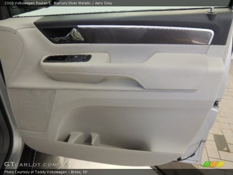 Mercury Sliver Metallic / Aero Grey 2009 Volkswagen Routan S