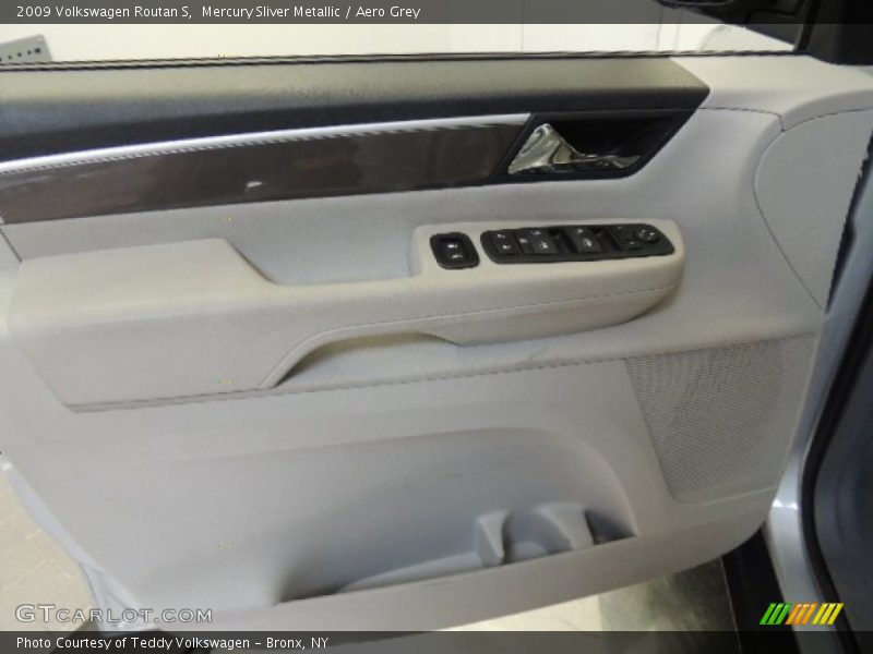 Mercury Sliver Metallic / Aero Grey 2009 Volkswagen Routan S
