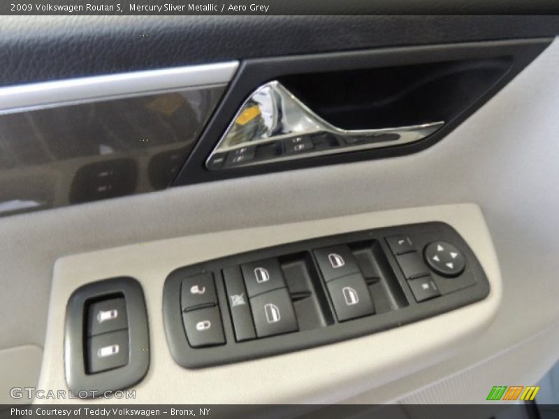 Mercury Sliver Metallic / Aero Grey 2009 Volkswagen Routan S