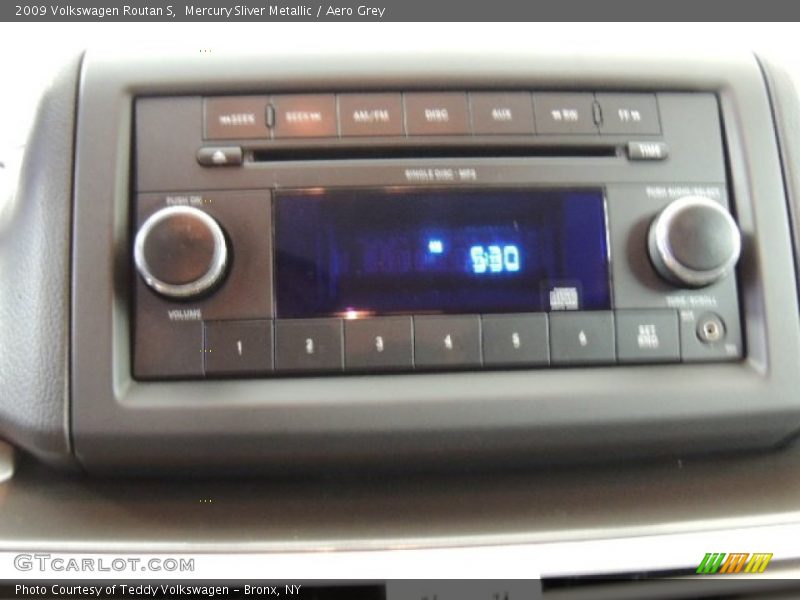 Mercury Sliver Metallic / Aero Grey 2009 Volkswagen Routan S