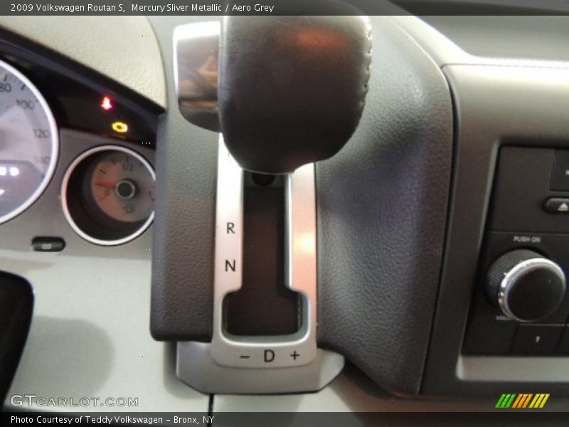 Mercury Sliver Metallic / Aero Grey 2009 Volkswagen Routan S