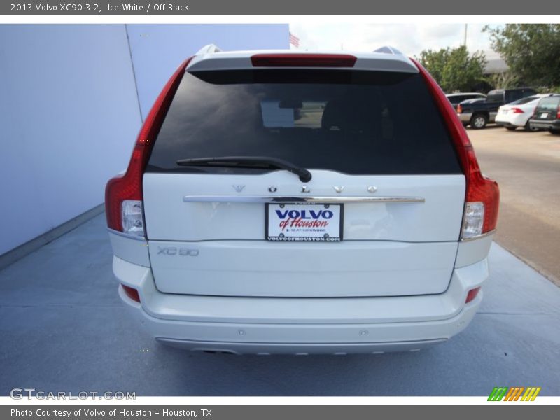 Ice White / Off Black 2013 Volvo XC90 3.2