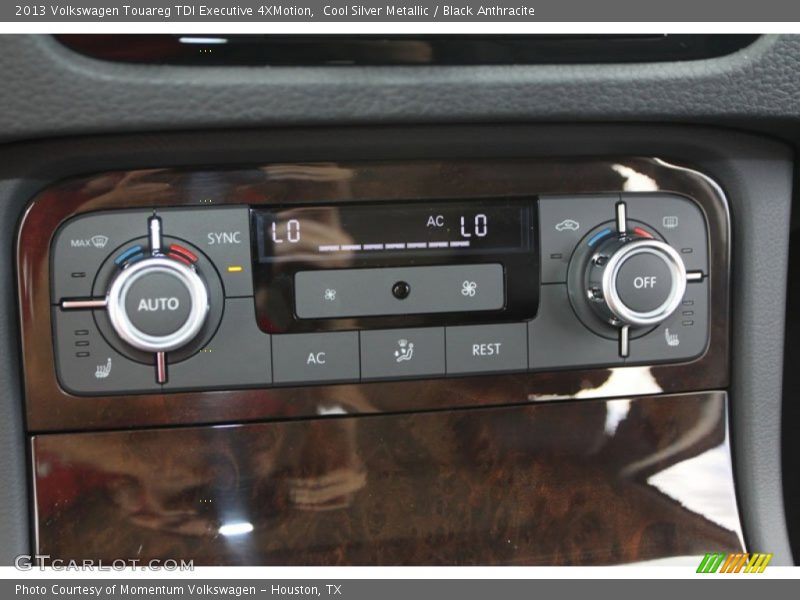 Controls of 2013 Touareg TDI Executive 4XMotion