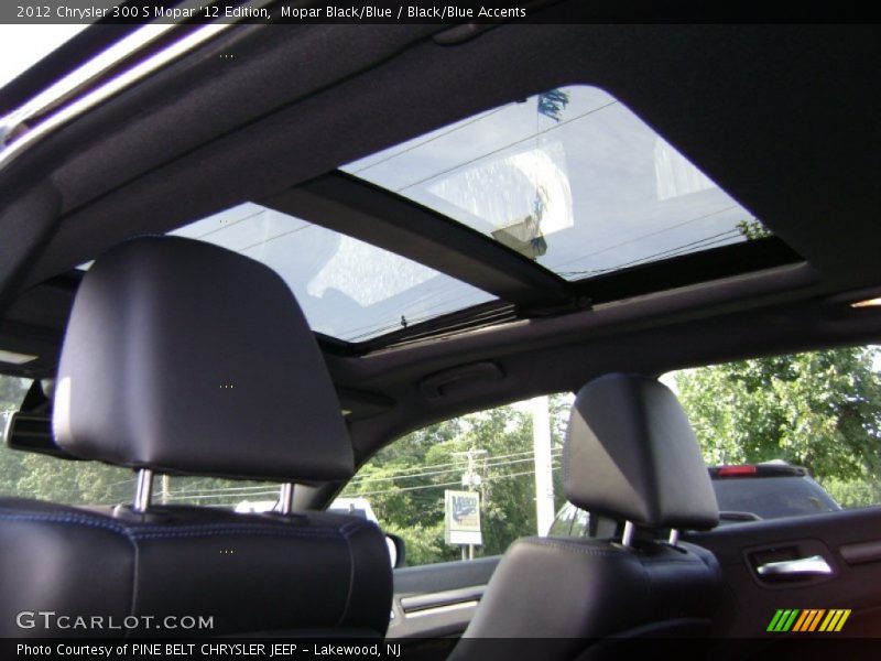 Sunroof of 2012 300 S Mopar '12 Edition