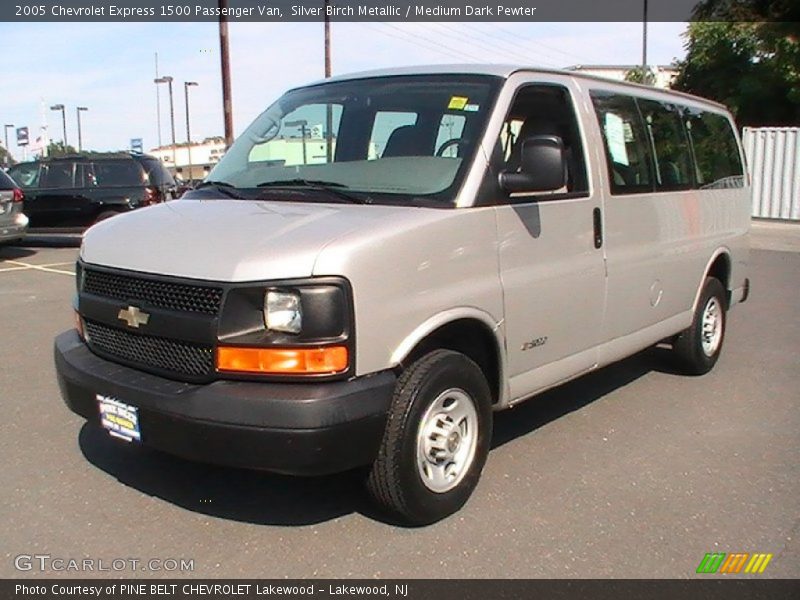Front 3/4 View of 2005 Express 1500 Passenger Van