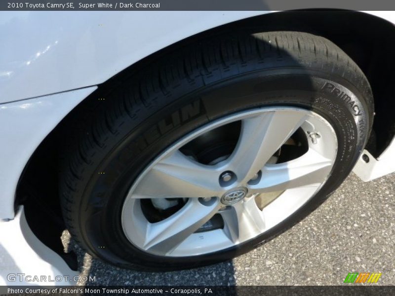 Super White / Dark Charcoal 2010 Toyota Camry SE