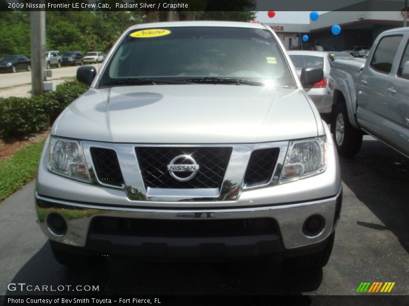 Radiant Silver / Graphite 2009 Nissan Frontier LE Crew Cab