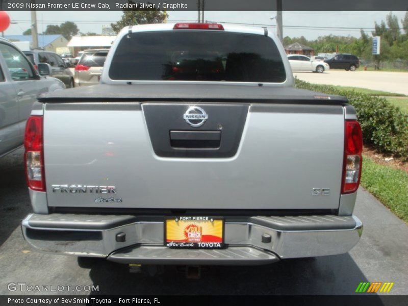 Radiant Silver / Graphite 2009 Nissan Frontier LE Crew Cab