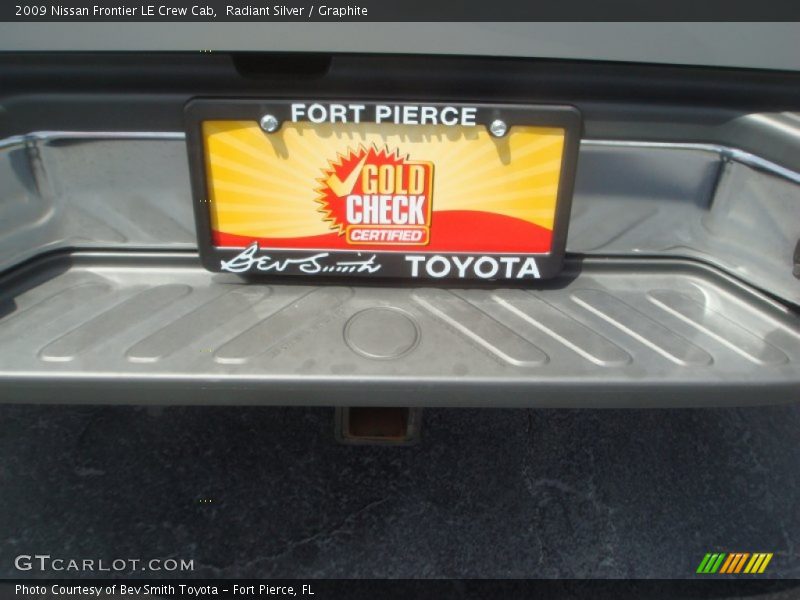 Radiant Silver / Graphite 2009 Nissan Frontier LE Crew Cab