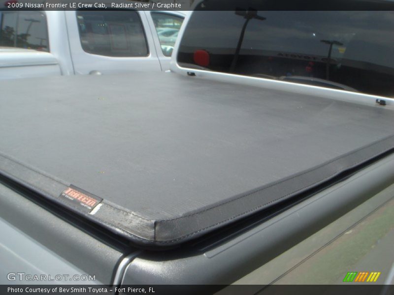 Radiant Silver / Graphite 2009 Nissan Frontier LE Crew Cab