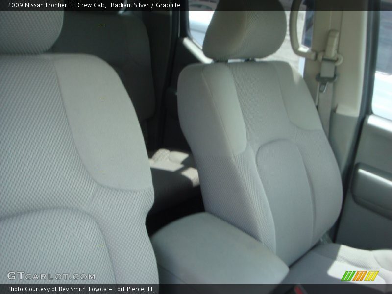 Radiant Silver / Graphite 2009 Nissan Frontier LE Crew Cab