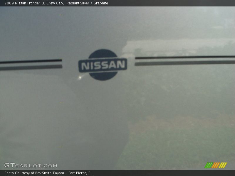 Radiant Silver / Graphite 2009 Nissan Frontier LE Crew Cab