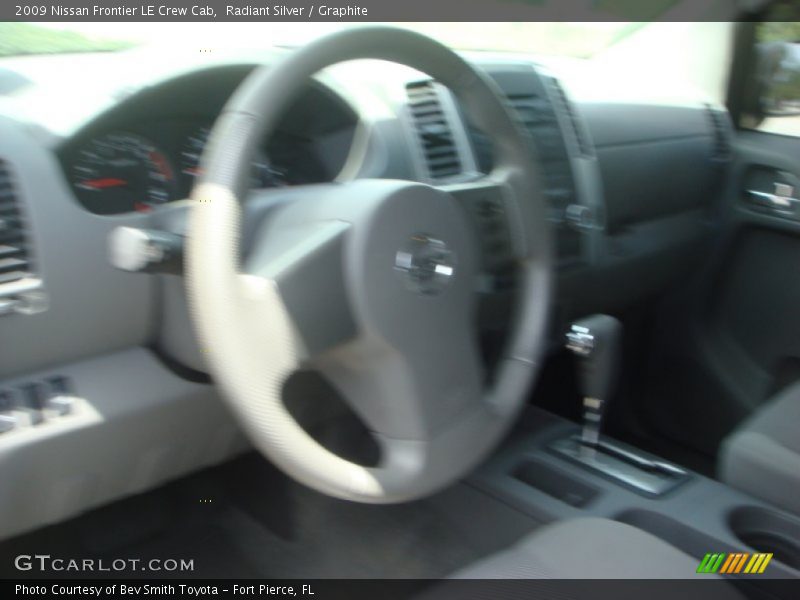 Radiant Silver / Graphite 2009 Nissan Frontier LE Crew Cab