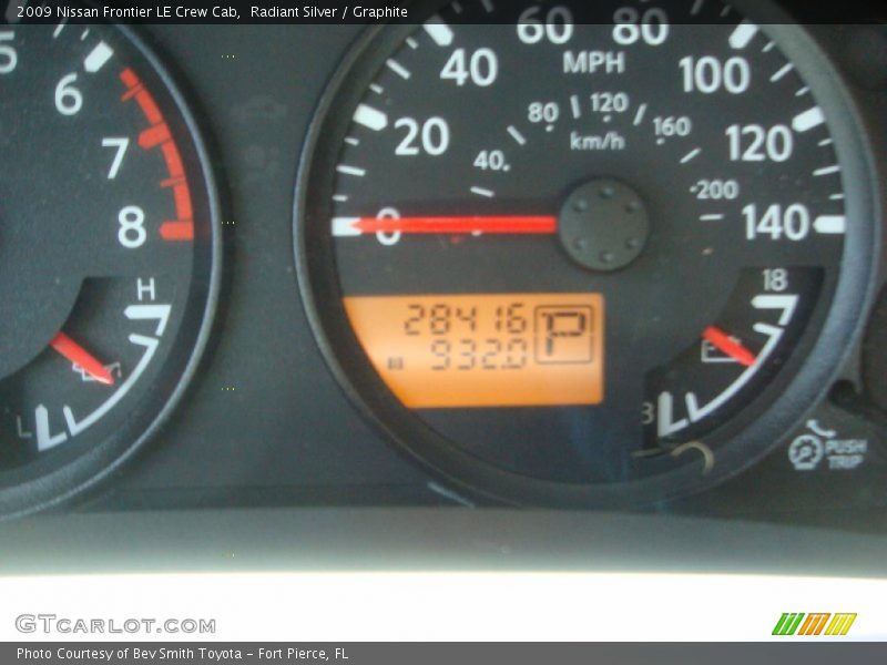 Radiant Silver / Graphite 2009 Nissan Frontier LE Crew Cab