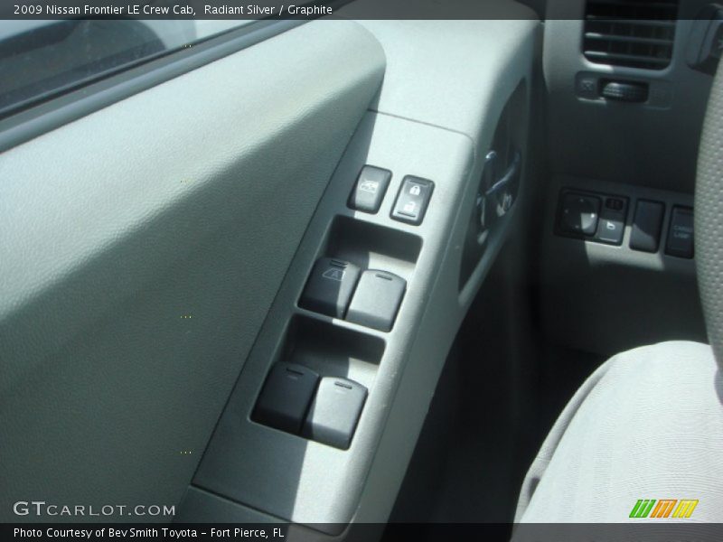 Radiant Silver / Graphite 2009 Nissan Frontier LE Crew Cab