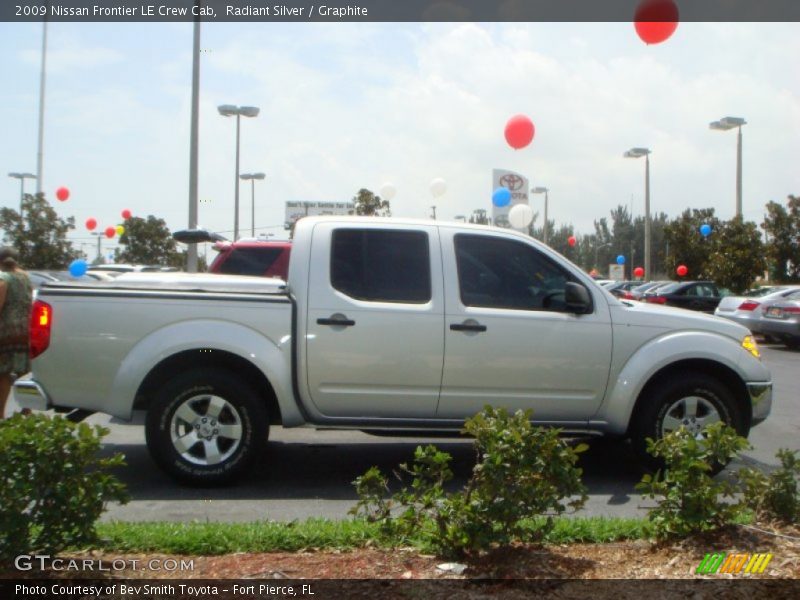 Radiant Silver / Graphite 2009 Nissan Frontier LE Crew Cab