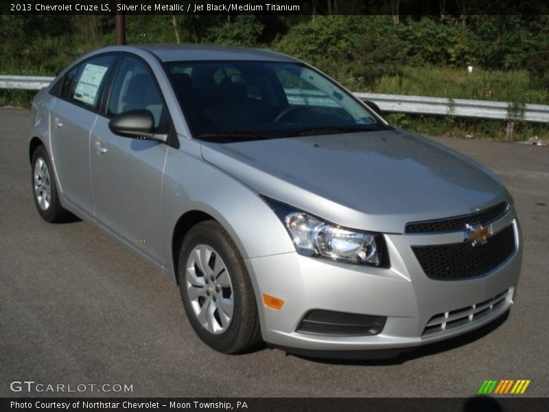 Front 3/4 View of 2013 Cruze LS