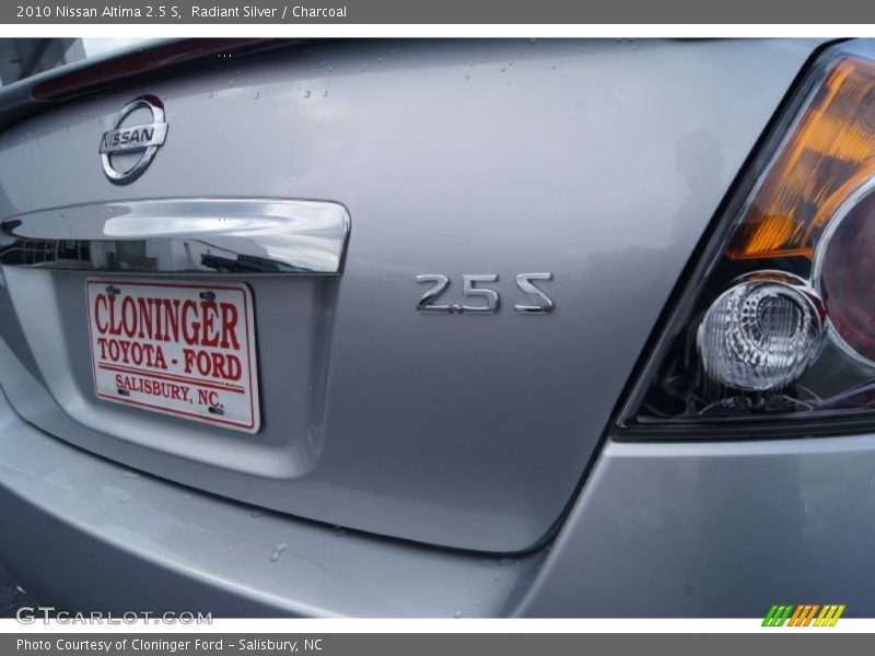 Radiant Silver / Charcoal 2010 Nissan Altima 2.5 S