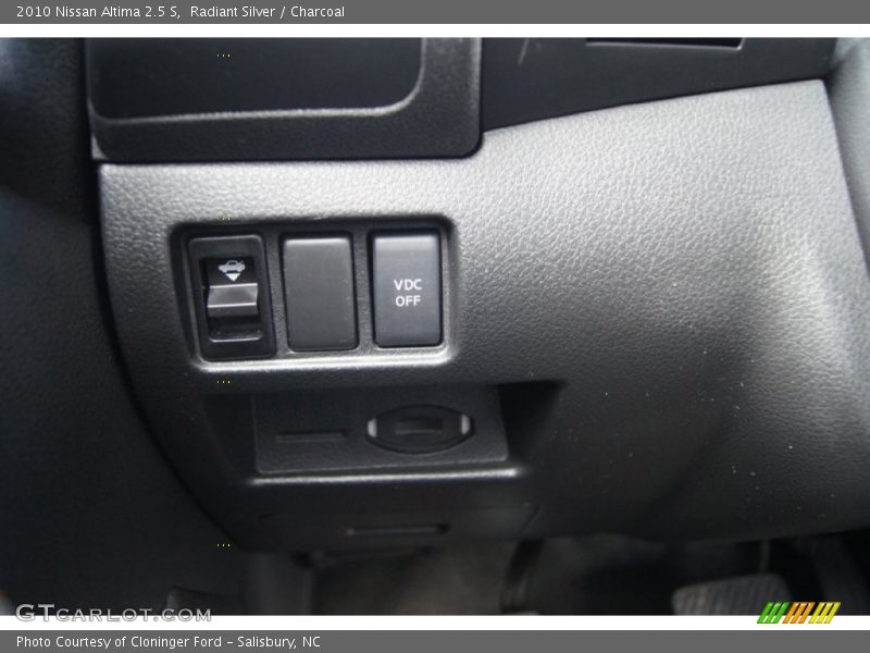 Radiant Silver / Charcoal 2010 Nissan Altima 2.5 S