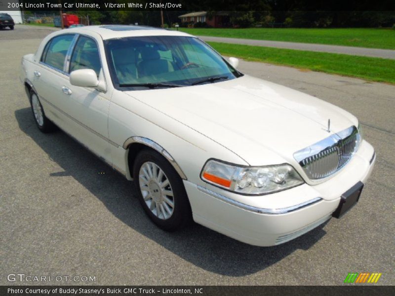 Vibrant White / Shale/Dove 2004 Lincoln Town Car Ultimate