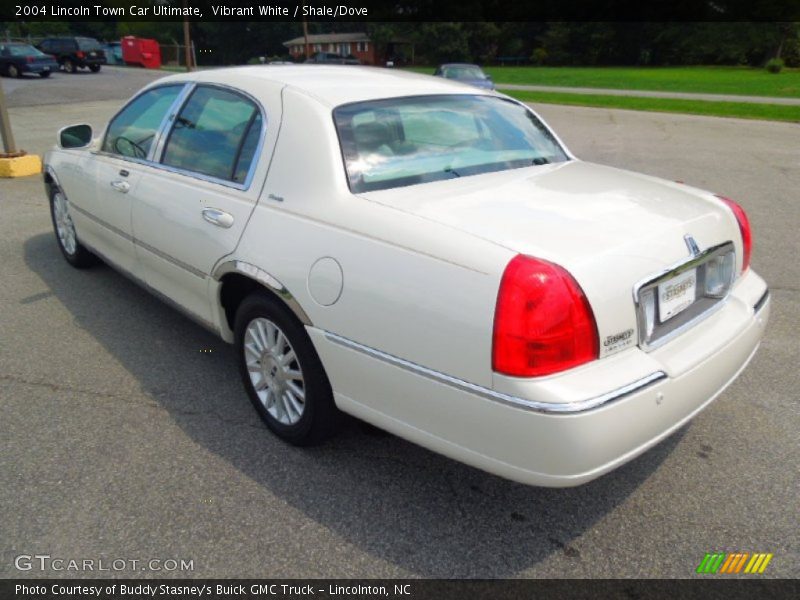 Vibrant White / Shale/Dove 2004 Lincoln Town Car Ultimate