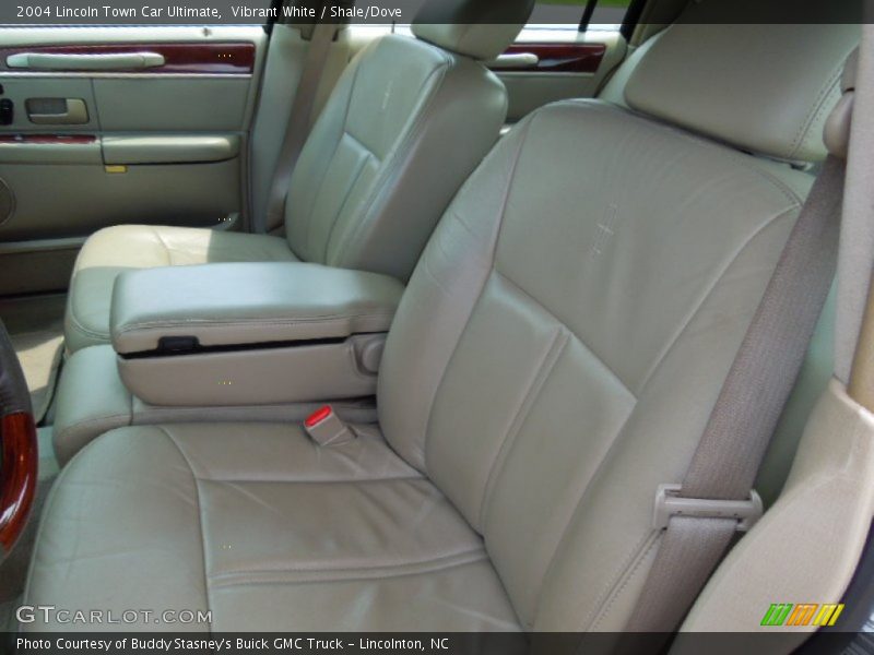 Vibrant White / Shale/Dove 2004 Lincoln Town Car Ultimate