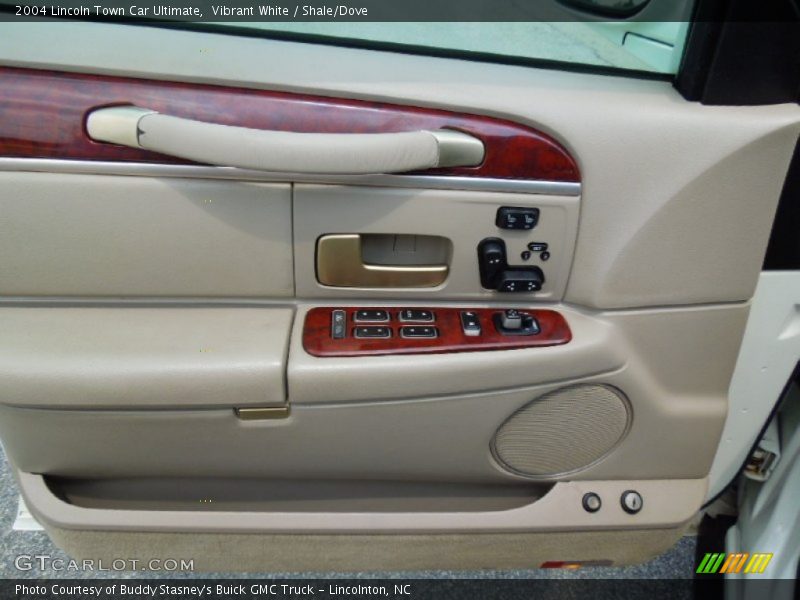 Vibrant White / Shale/Dove 2004 Lincoln Town Car Ultimate