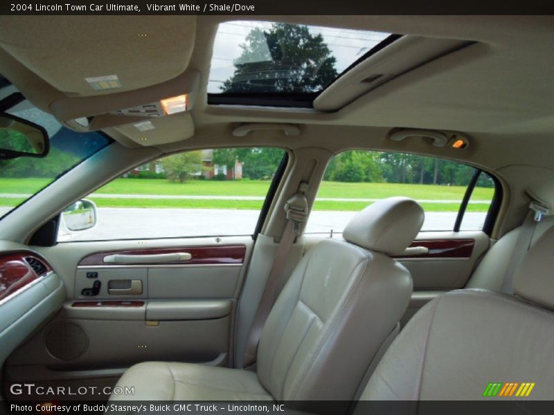 Vibrant White / Shale/Dove 2004 Lincoln Town Car Ultimate