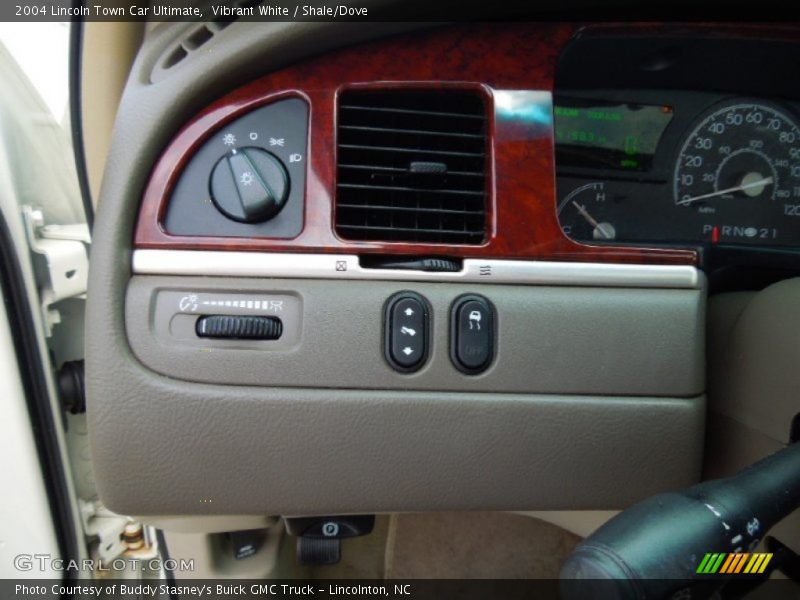 Vibrant White / Shale/Dove 2004 Lincoln Town Car Ultimate