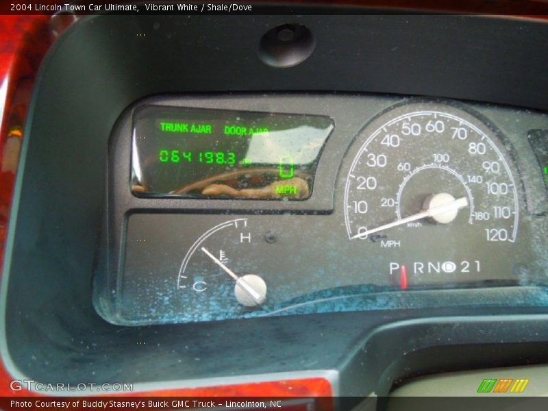 Vibrant White / Shale/Dove 2004 Lincoln Town Car Ultimate