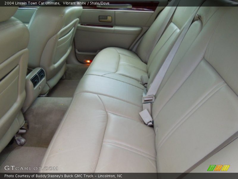 Vibrant White / Shale/Dove 2004 Lincoln Town Car Ultimate