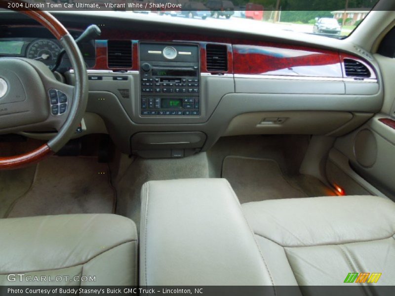Vibrant White / Shale/Dove 2004 Lincoln Town Car Ultimate