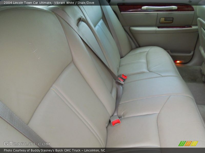 Vibrant White / Shale/Dove 2004 Lincoln Town Car Ultimate