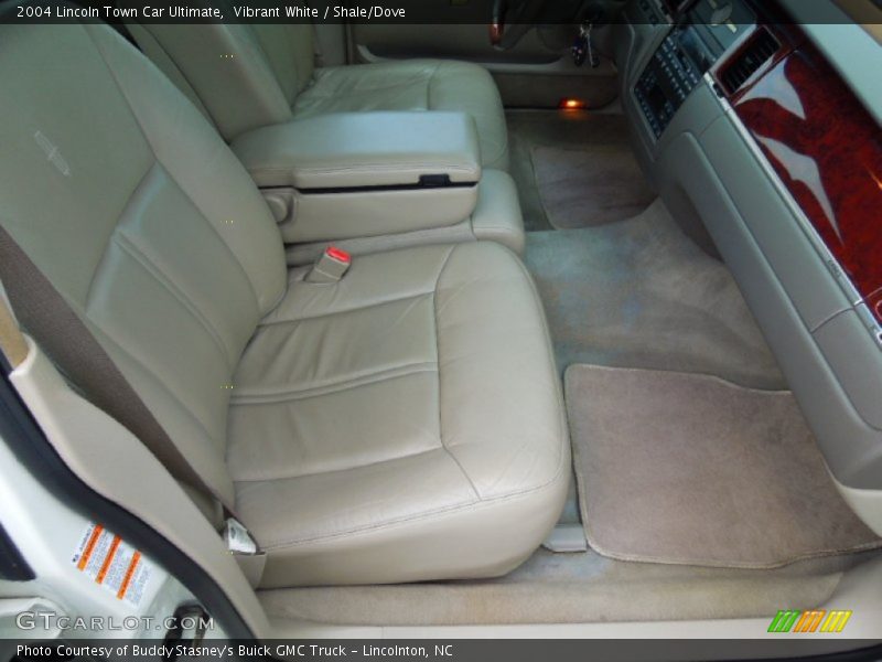 Vibrant White / Shale/Dove 2004 Lincoln Town Car Ultimate