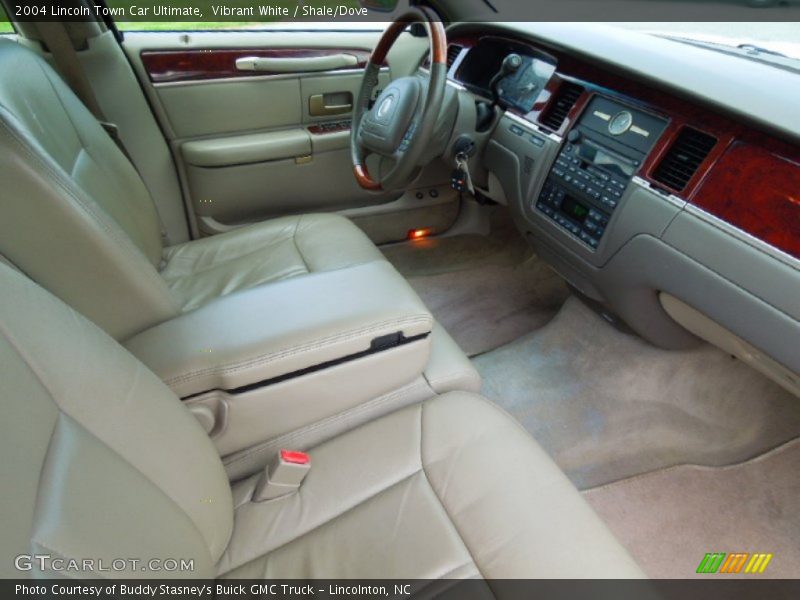 Vibrant White / Shale/Dove 2004 Lincoln Town Car Ultimate