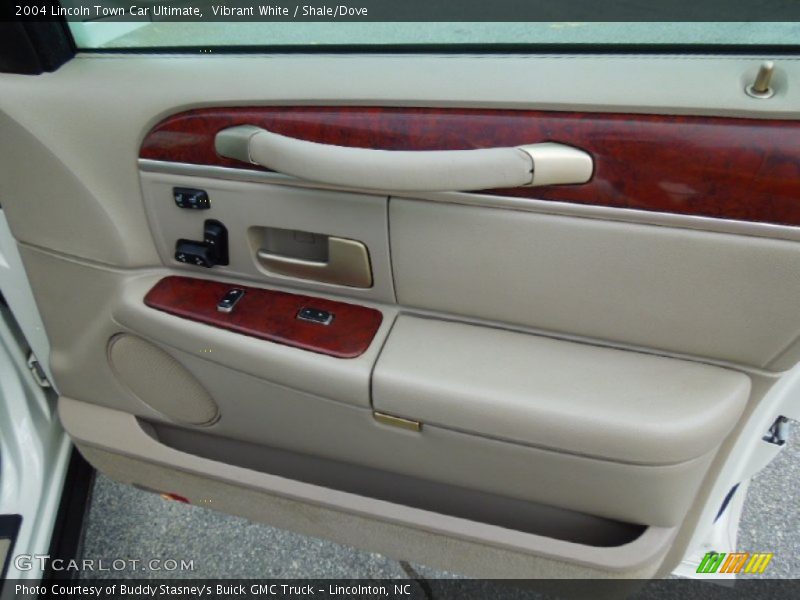 Vibrant White / Shale/Dove 2004 Lincoln Town Car Ultimate