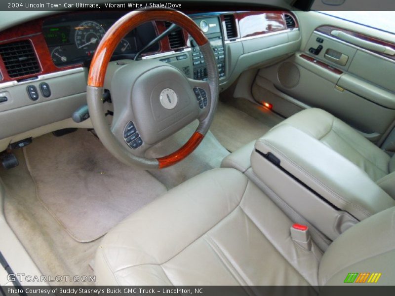 Vibrant White / Shale/Dove 2004 Lincoln Town Car Ultimate