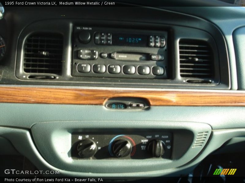 Medium Willow Metallic / Green 1995 Ford Crown Victoria LX