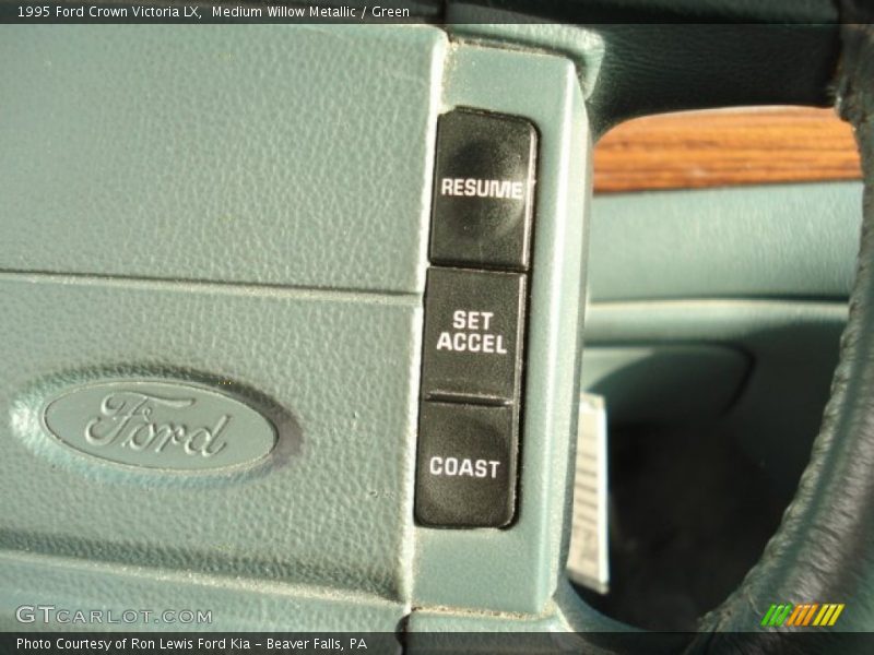 Medium Willow Metallic / Green 1995 Ford Crown Victoria LX