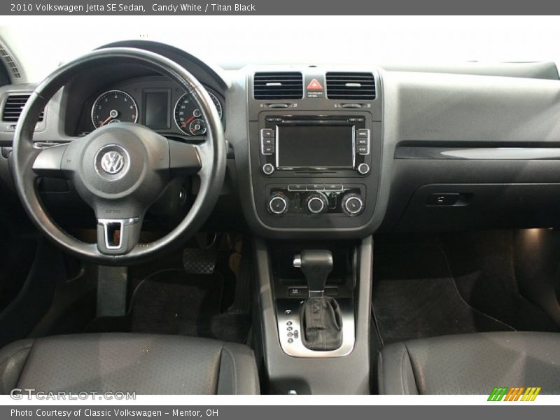 Candy White / Titan Black 2010 Volkswagen Jetta SE Sedan