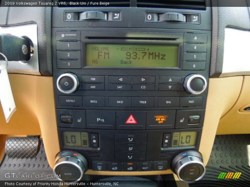 Black Uni / Pure Beige 2009 Volkswagen Touareg 2 VR6