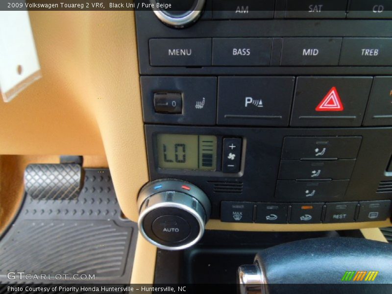 Black Uni / Pure Beige 2009 Volkswagen Touareg 2 VR6
