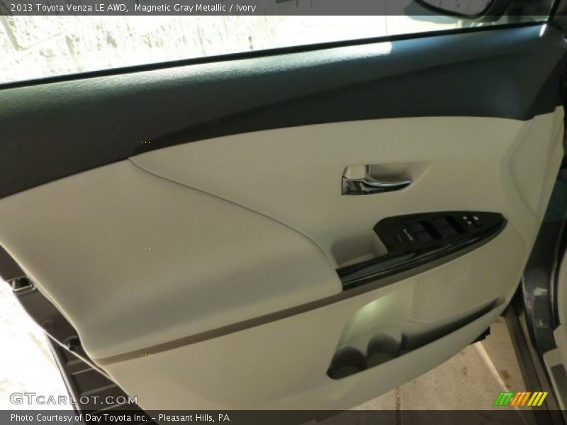 Magnetic Gray Metallic / Ivory 2013 Toyota Venza LE AWD