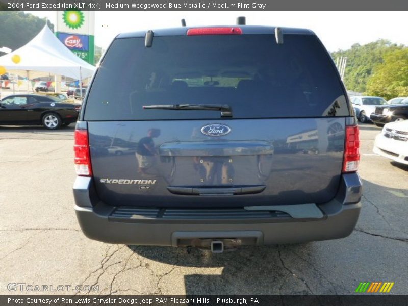 Medium Wedgewood Blue Metallic / Medium Flint Gray 2004 Ford Expedition XLT 4x4