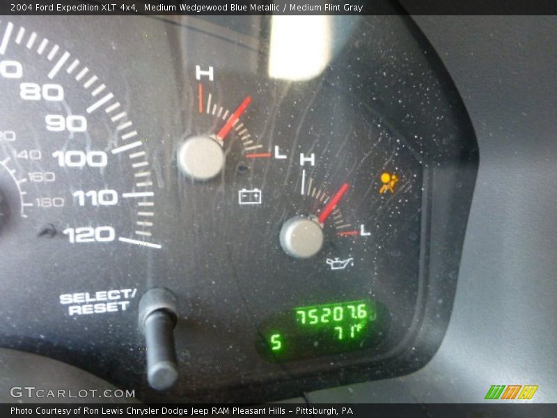 Medium Wedgewood Blue Metallic / Medium Flint Gray 2004 Ford Expedition XLT 4x4